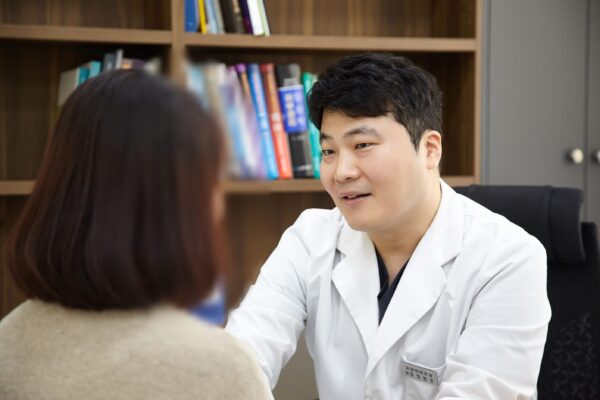 안양리투오 시술상담하는 유앤미의원 안양범계점 정병훈원장