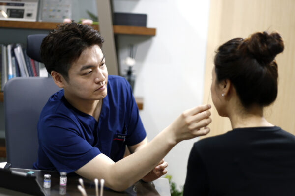 분당 서현역보톡스 시술상담하는 장철원원장