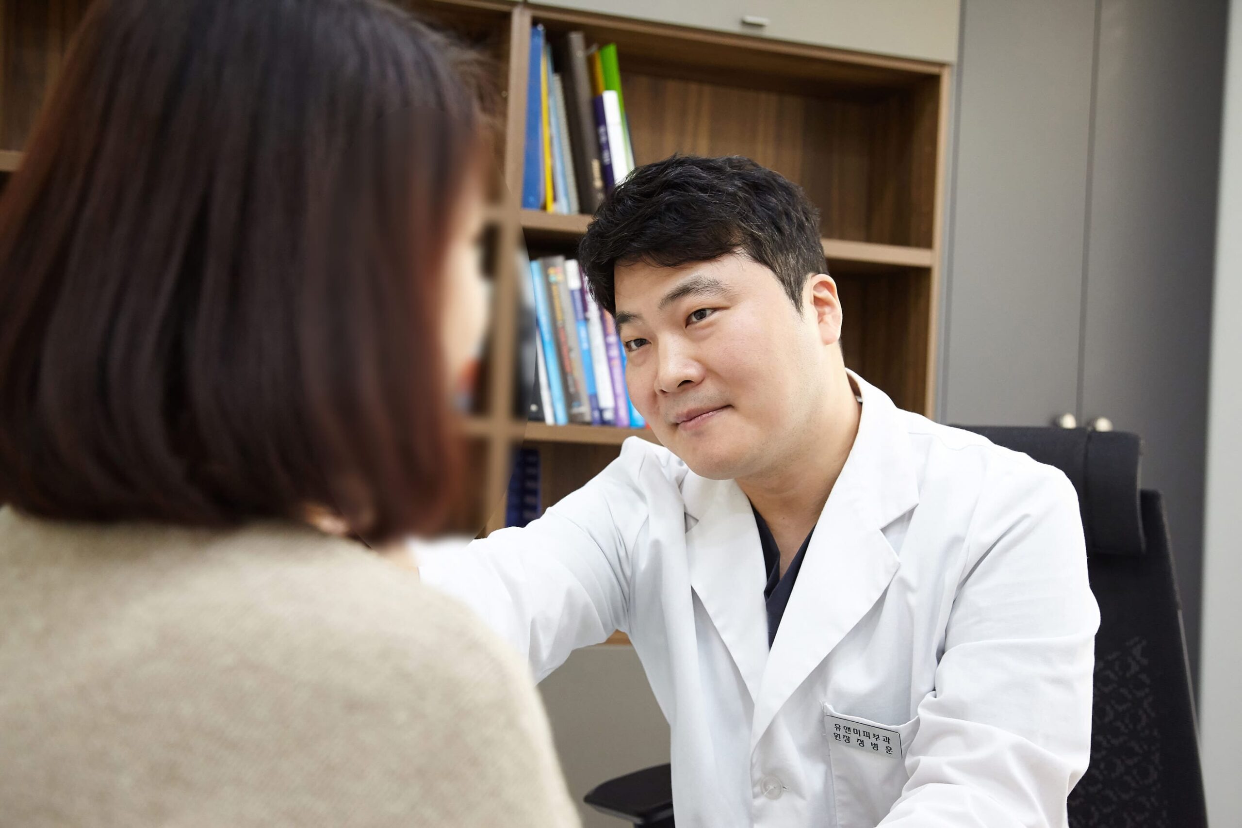 안양필러 상담하는 정병훈원장